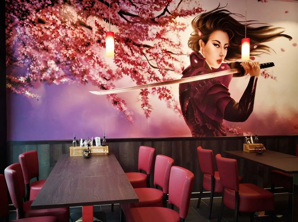 Sakura Sushi Drammen restaurant interiør med japansk veggmaleri